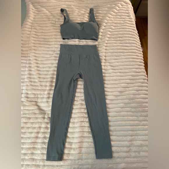 Work out set, thick material, not see through both top and bottom are size L - Picture 1 of 3